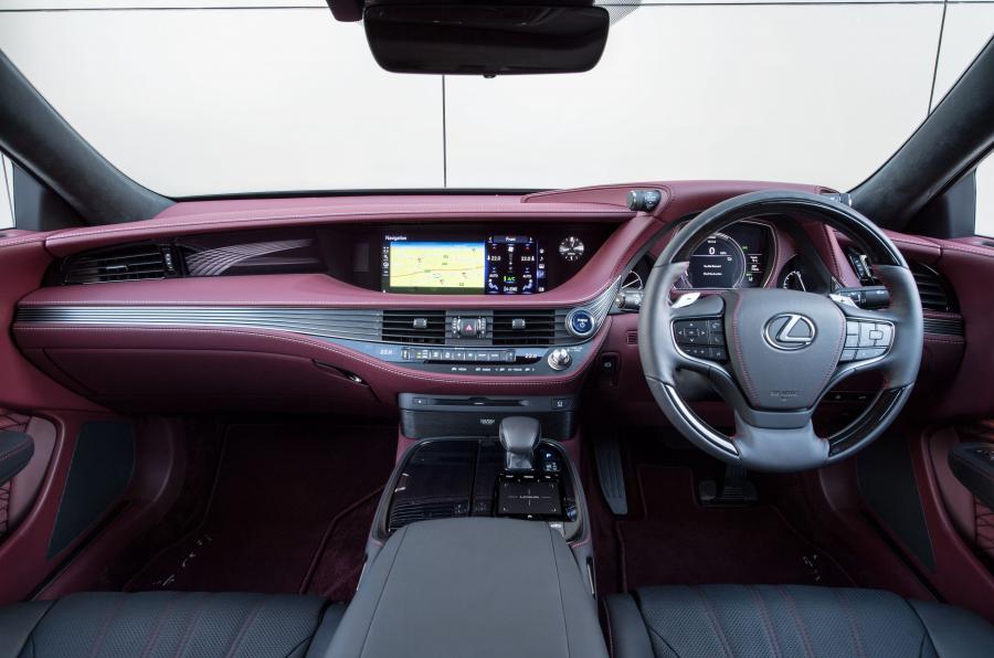 Торпедо Lexus LS500h AWD 2018 года  (UK) (фото 6 из 40)